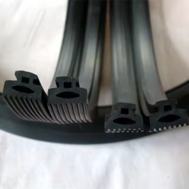 Rubber sealing strip